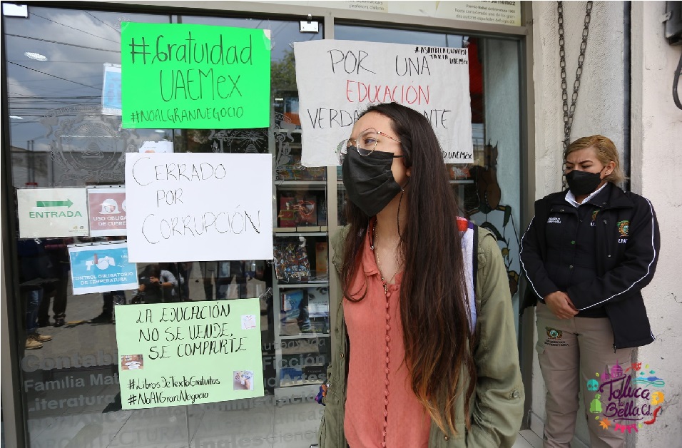 alumnos protestando afuera de la libreria de la uaemex en toluca edomex