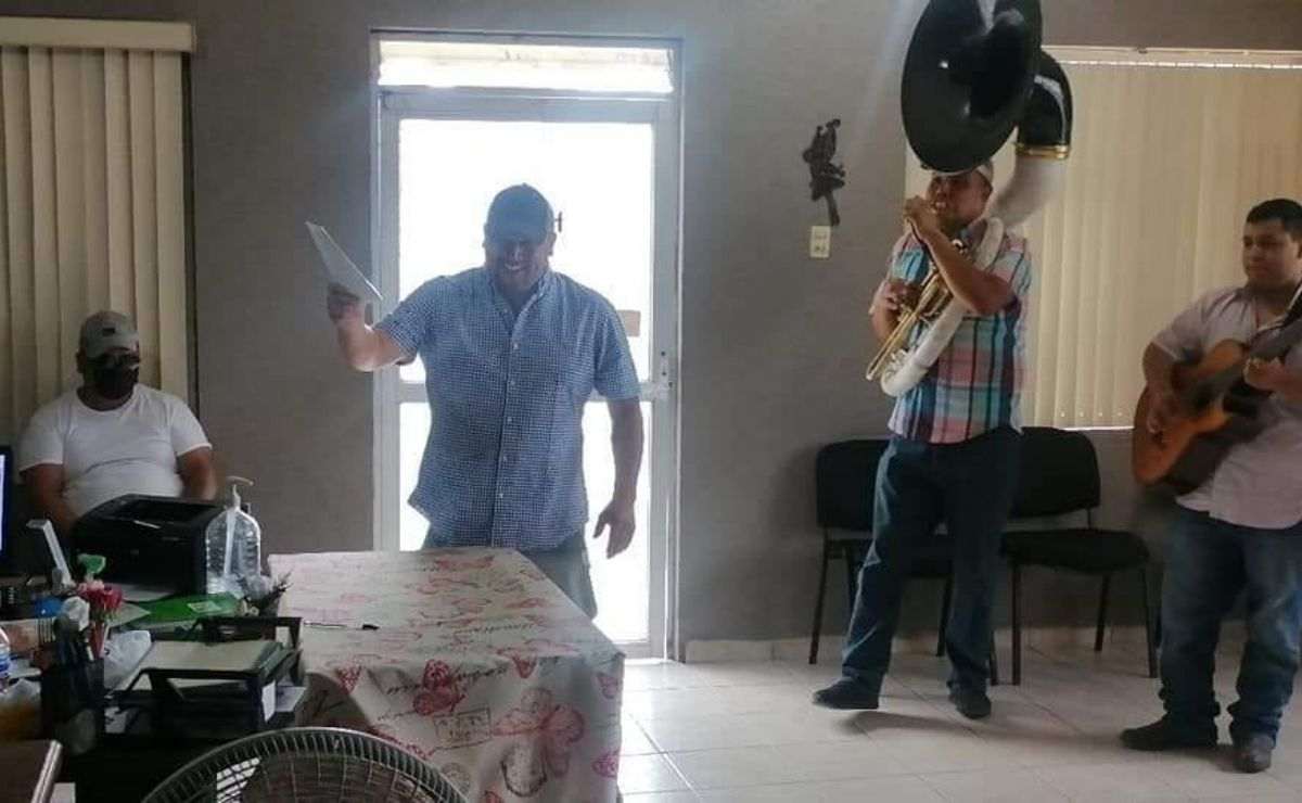 El hombre aparece cantando el tema "Cabrón y Vago", canción de la agrupación El Fantasma & los Dos Carnales.