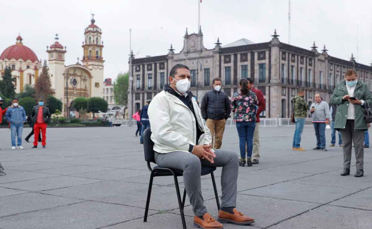 Juan Rodolfo amanece en la plaza de los mártires como protesta para exigir dinero y pagar a los trabajadores del Ayuntamiento de Toluca.