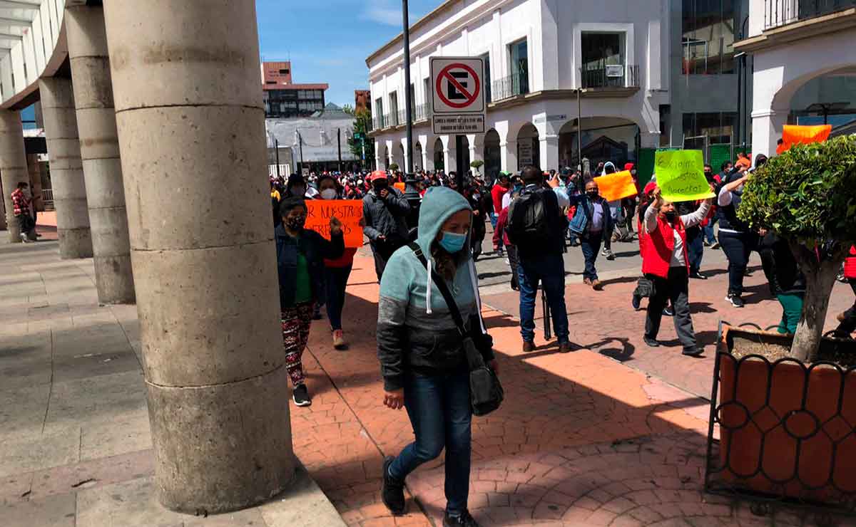 Trabajadores del ayuntamiento de Toluca piden que se les pague.